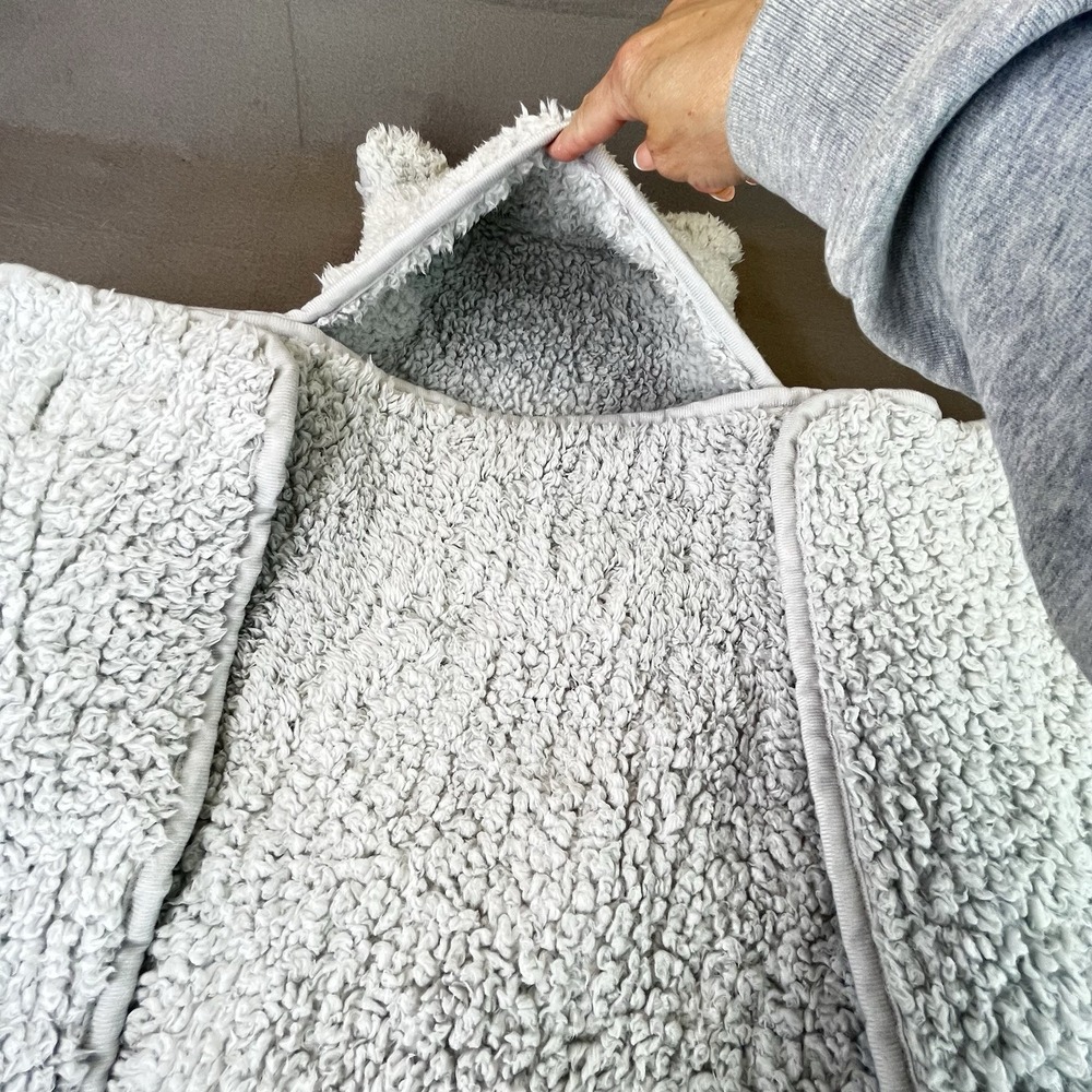 Ugg Hooded Sherpa Kids Throw Blanket Gray 40"Wx50"L  Soft Preowned - Picture 6 of 6